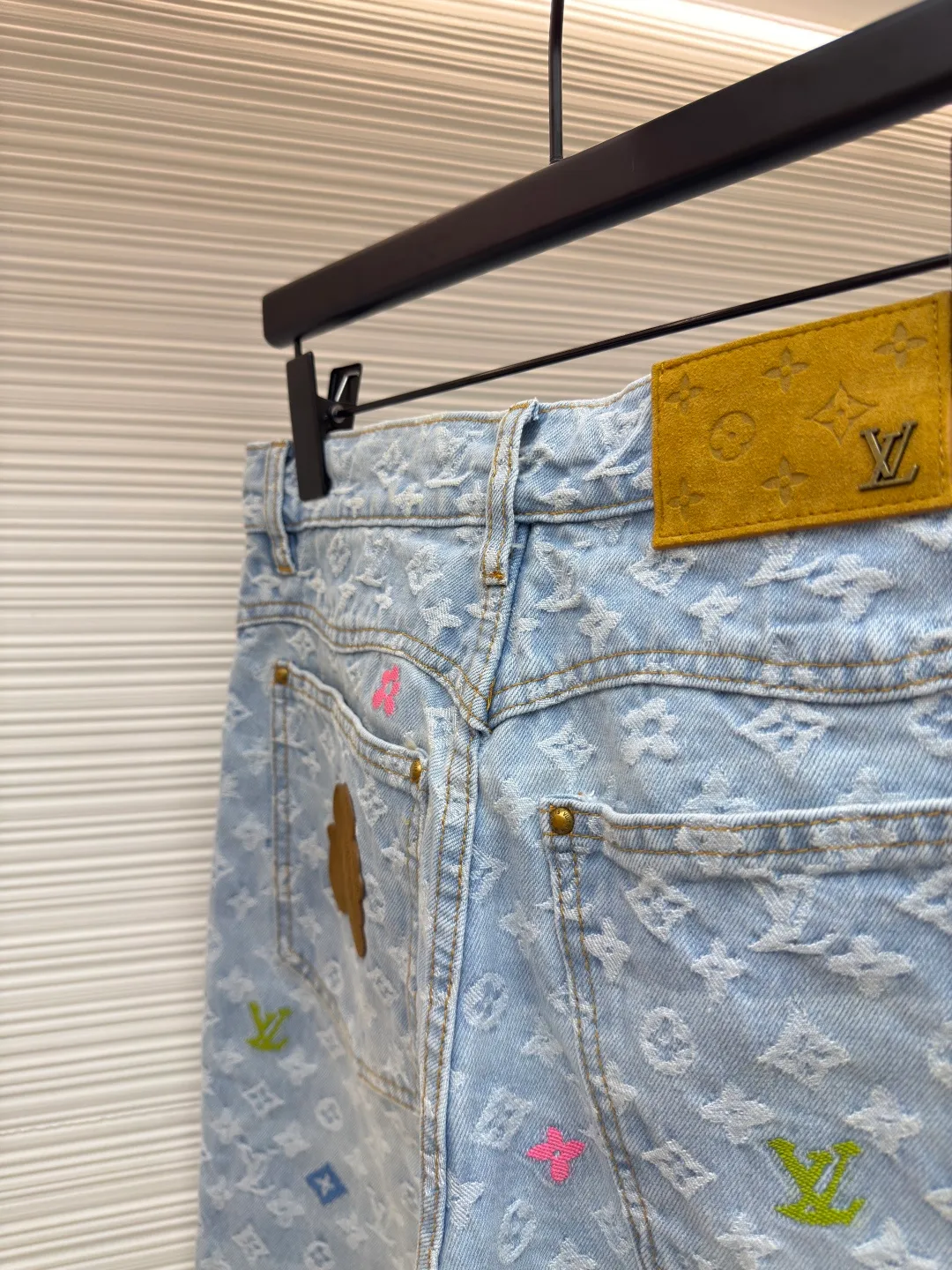 LOUIS VUITTON colorful letter jacquard denim trousers ●Authentic product: Purchased and developed by 16600 ●Item number: 1680110-B80 ●Fabric: cotton denim fabric ●Technology: embroidery ●Version: fitted version ●Weight: about 780 grams ●Size: 30-32-34-36 ●Description: It is made of unique washed denim cotton with excellent elasticity and stretchability. The entire model has been washed twice to achieve the perfect texture and color. The various wiring and workmanship are even more meticulous. The whole body is customized with hardware and customized leather labels. All details are perfect!